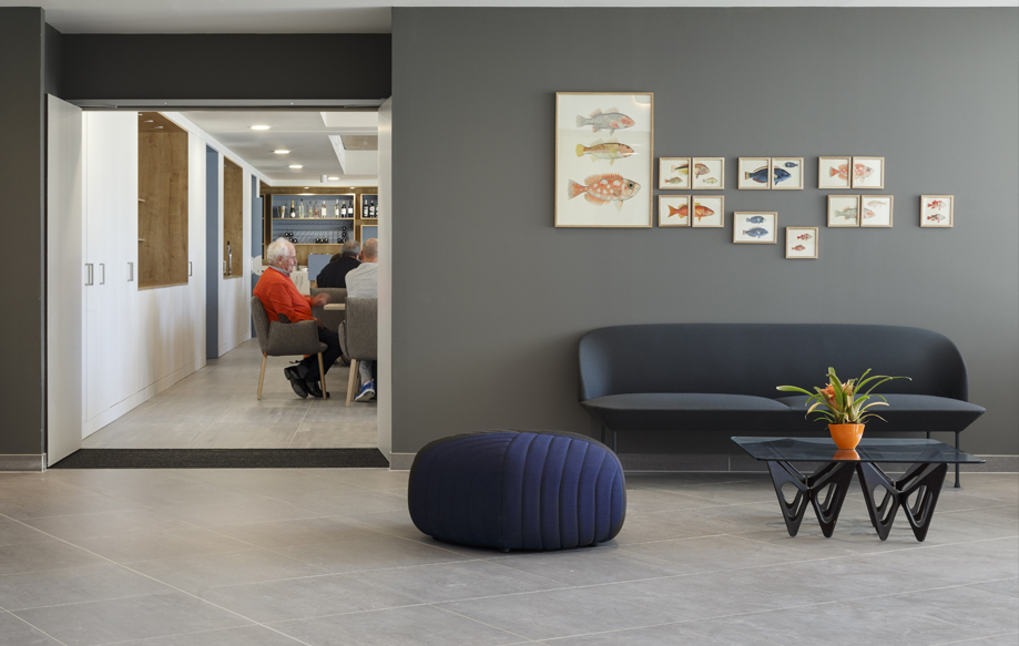 Bastide des Calanques - Perimmo & Panela // Canapé Oslo et Five Pouf de Muuto