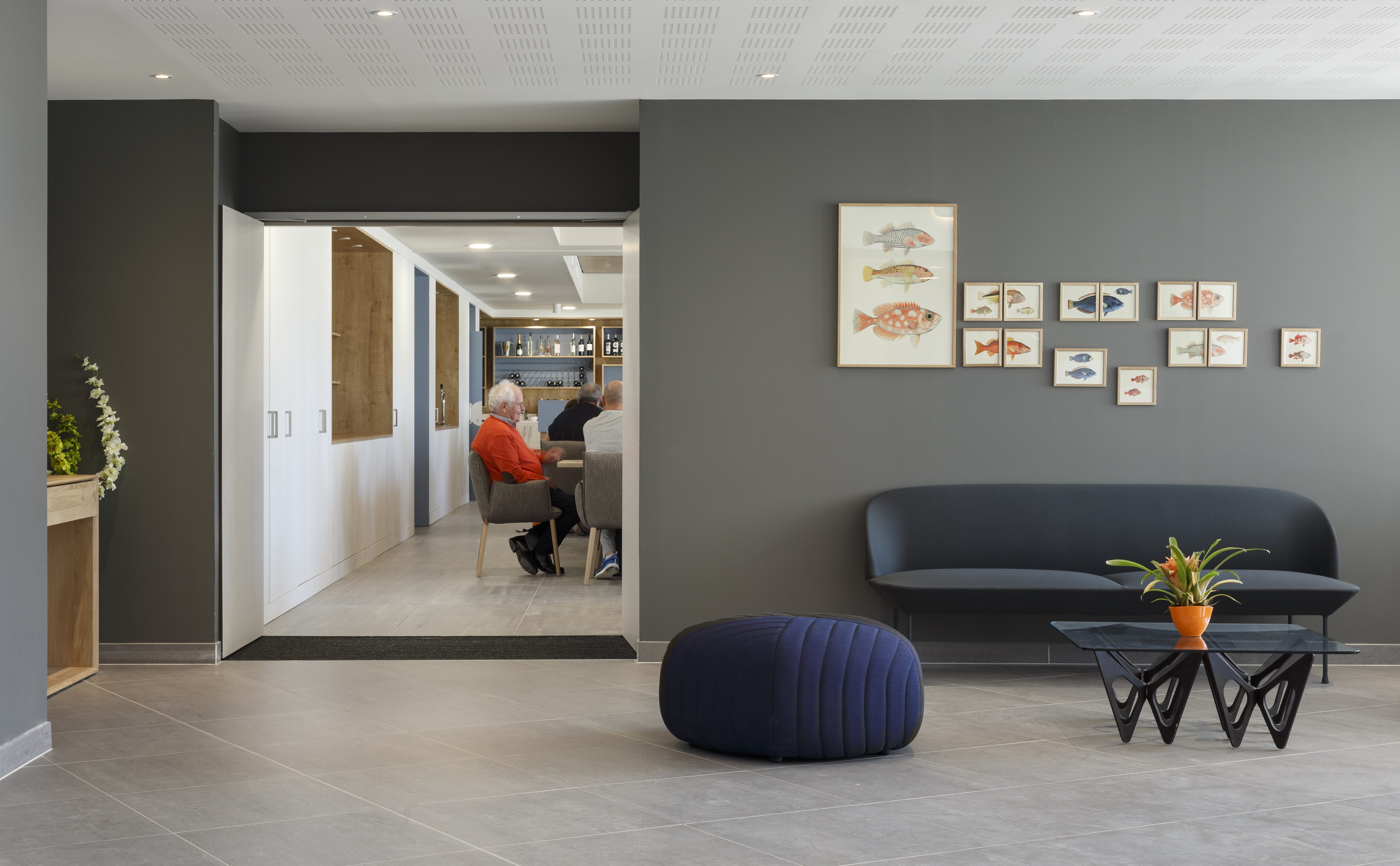 Bastide des Calanques - Perimmo & Panela // Canapé Oslo et Five Pouf de Muuto