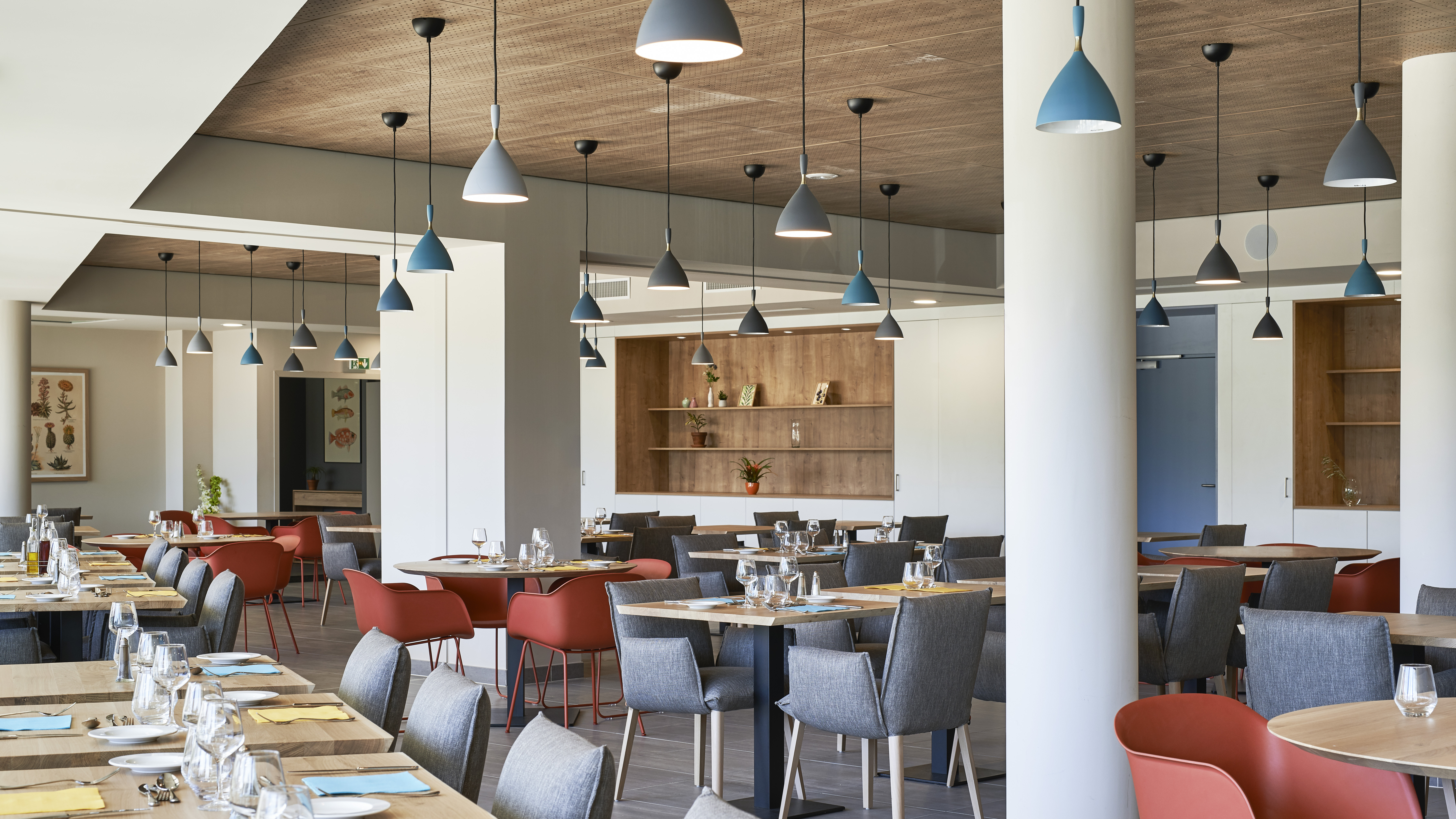 Bastide des Calanques - Perimmo & Panela // Suspensions Dokka de Northern Lighting et chaises Fiber de Muuto